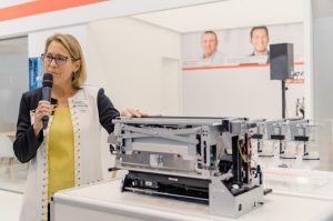 Kim Beswick, directorul general al companiei Memjet, prezintă tehnologia de imprimare DuraFlex la Labelexpo 2019 (sursa: Memjet)