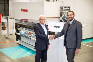 Hussein Khalil, directorul executiv al OneVision Software și Michele Tuscano, vicepreședintele departamentului responsabil cu tehnologiile de print în format mare din cadrul Canon EMEA