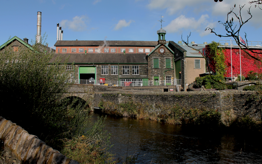 Cladirea istorica a fabricii James Cropper din Burneside, Marea Britanie - exteriorul cladirii cu elemente caracteristice, cum ar fi ferestrele si structura originala din piatra