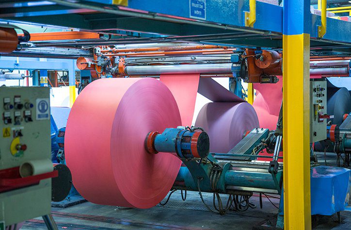 Detalii ale procesului de manufactura si culori vibrante imprimate pe role mari de hartie